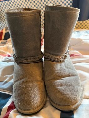 Used ladies size 10 Bearpaw grey boots